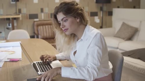 Jeune femme d'affaires positive travaillant chez Coworking