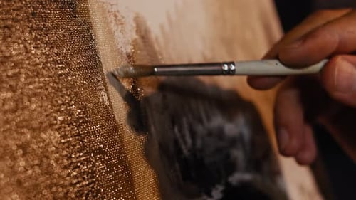 Nahaufnahme eines männlichen Künstlers Hand, der Pinsel hält und Ölgemälde zeichnet