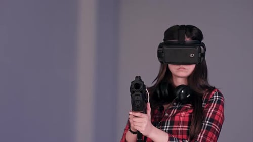 Chica con gafas de realidad virtual y sosteniendo una pistola Vr