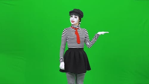Mime Girl benimmt sich wie etwas in den Händen. Chroma-Schlüssel.