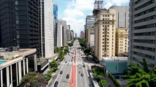 Vista de cima para baixo da Avenida Paulista no centro de São Paulo, Brasil