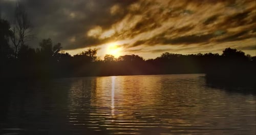 Silhouette: Die dunkle Oberfläche des Flusses, die Weiten des Wassers