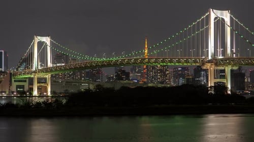 Timelapse famosa ponte arco-íris de Tóquio com carros dirigindo