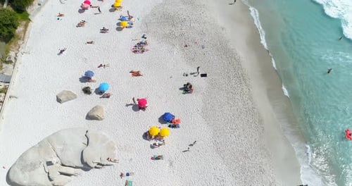 Luftaufnahme des Strandes an einem sonnigen Tag 4k
