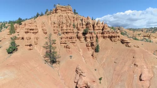 Bryce-Schlucht. Luftbild über abstrakte wunderschöne rote turmförmige Felsformationen