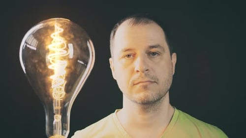 Hombre divertido con cambios de humor y bombilla grande