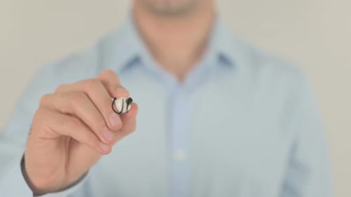 Nicht klassifiziert, Mann schreibt auf transparentem Bildschirm