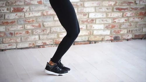 Nahaufnahme der Beine einer Frau im Fitnessstudio