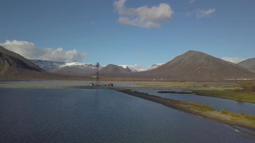 Luftaufnahme einer schönen Lichtung mit einem Fluss und einem See Es gibt einen Kommunikationsturm in der