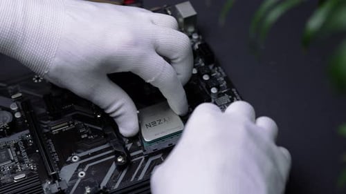 Puce
d'ordinateur CPU. Processeur sur prise sur la carte mère. Technologies, électronique nanomètres