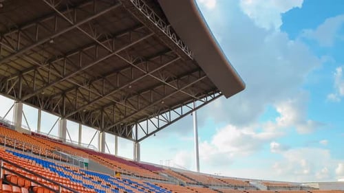 Time Lapse, asientos en el estadio con techo, nubes en movimiento, clip HD