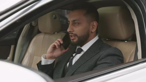 Motorista profissional falando ao telefone no carro