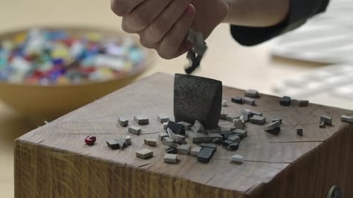 Primer plano de un martillo manual para separar mosaicos