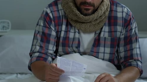 Hombre con tos enferma en la cama Lectura de píldoras Instrucción, Síntoma de la gripe, Atención médica