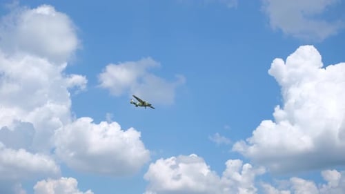 Militärflugzeuge fliegen durch den Himmel
