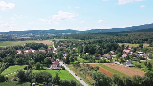 Vue aérienne du village près des montagnes