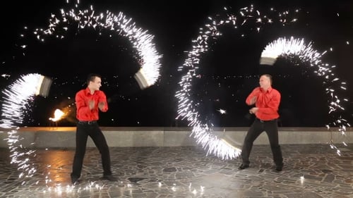 Feuershow im Dunkeln