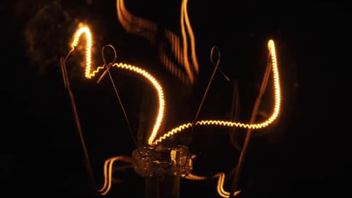 Das Wolframfilament in der klassischen Glühlampe aus Glas heizt sich auf und kühlt ab