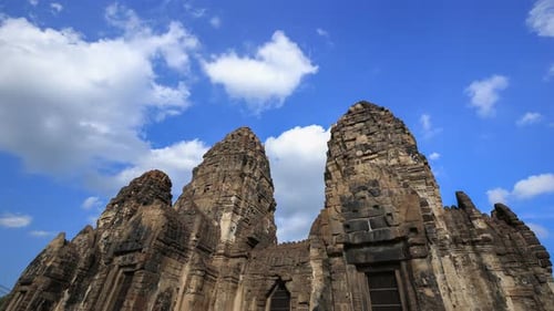 4k Zeitraffer des Phra Prang Sam Yot Tempels, antike Architektur in Lopburi, Thailand