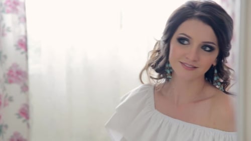 Schönes Frauen-Make-up, das in den Spiegel schaut