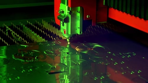 CNC-Laserschneiden von Metall, moderne Industrietechnik.
