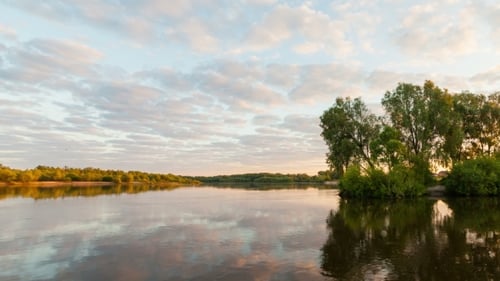Mit fließenden Wolken mit Spiegelung im Wasser