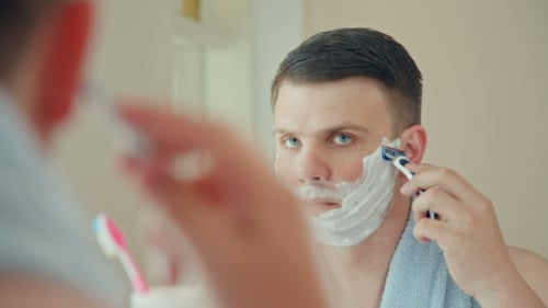 Homme se rasant devant le miroir