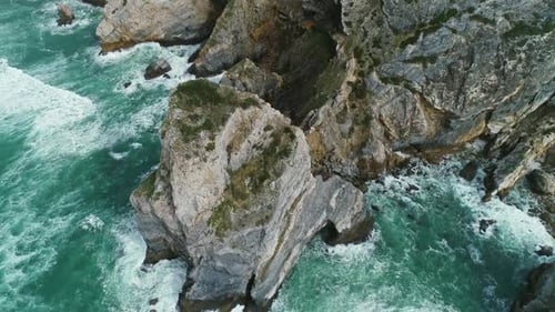 Olas oceánicas y rocas en la costa atlántica
