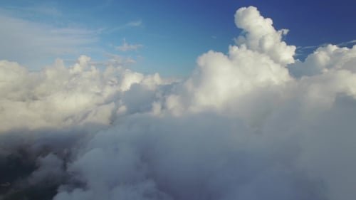 In den Wolken fliegen