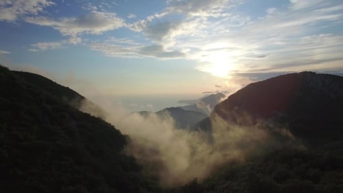 Flug zum Sonnenuntergang zwischen den Bergen