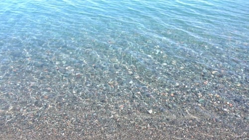 Fondo de guijarros bajo aguas claras y poco profundas