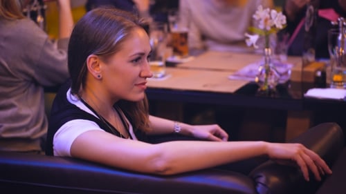 Nettes Mädchen in einem Nachtclub-Restaurant, das Zeit mit Freunden verbringt.