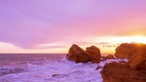 Bewölkter Sonnenuntergang Himmel über dem Meer.