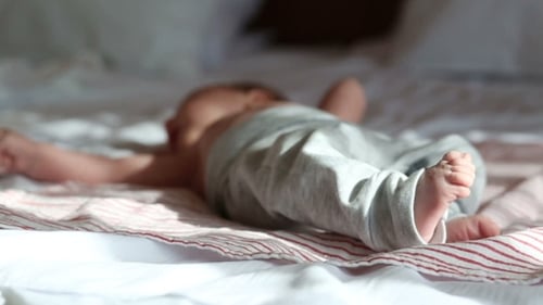 Bebé recién nacido acostado en una cama