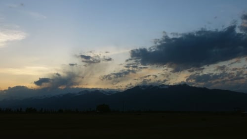 Bewölkter Sonnenuntergang in
