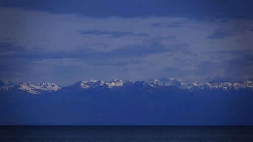 Kirgisistan, Issyk-Kul-See, Wolken und schneebedeckte Berge