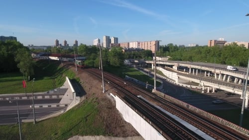 Fahrender Lokomotivzug auf der Brücke