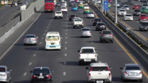 Voiture sur la circulation en ville
