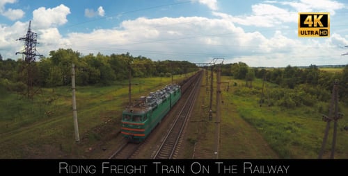 Train de marchandises sur le chemin de fer