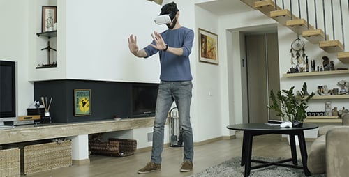 Homem explorando a realidade virtual