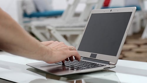 Mann arbeitet am Laptop