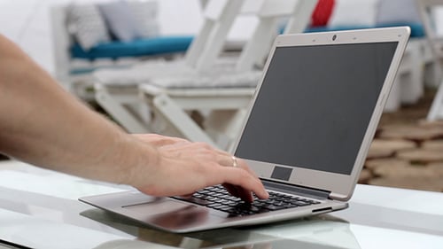 Mann arbeitet am Laptop