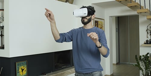 Mann arbeitet in der virtuellen Realität
