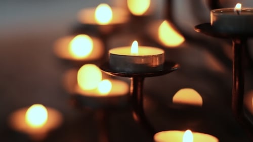 Flamme de bougie la nuit dans l'église