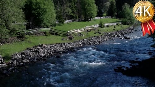 Sonniger Tag und Pure Mountain River