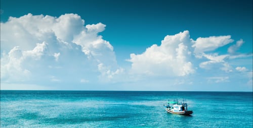 Barco solitário no mar azul