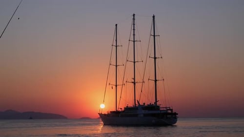 Vidéo de navires de croisière naviguant sur fond de coucher de soleil orange