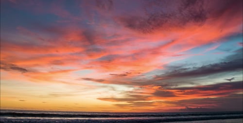 Colorida puesta de sol roja en el océano