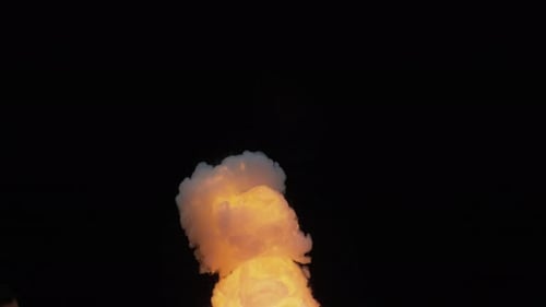 Explosión de fuego en cámara superlenta. Grabado con la cámara de alta velocidad Phantom Flex 4K.