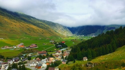 Montañas en Suiza Nubes Verano